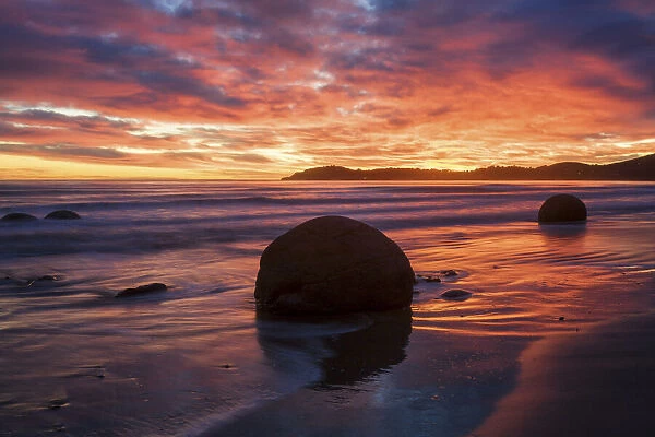 New Zealand, South Island, Moeraki Boulders, Sunrise