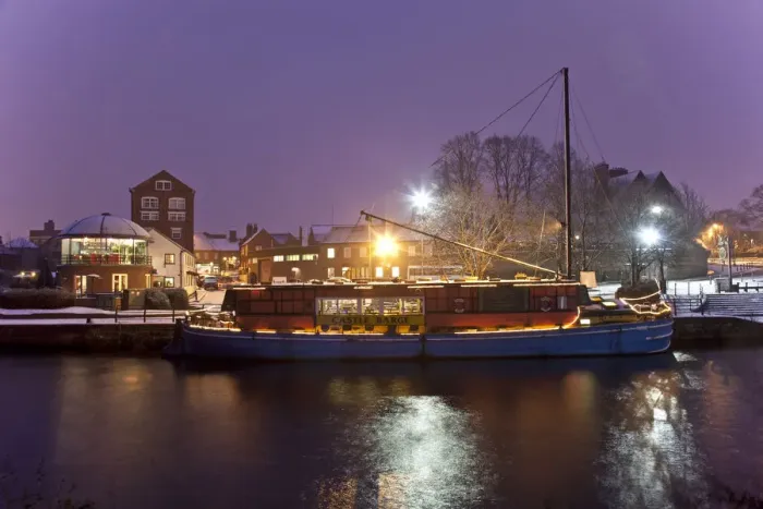 Framed Print : Newark, UK. The Barge pub sits on the river trent in winter