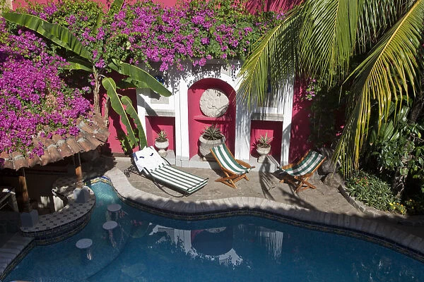 Nicaragua, Granada, Swimming pool at Hotel Colonial
