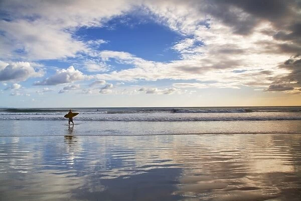 Nicaragua, San Juan Del Sur, Playa Madera, Surfer