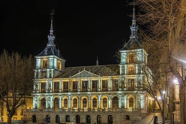 Night view of the Ayuntamiento or Town Hall, Toledo, Castile La Mancha, Spain