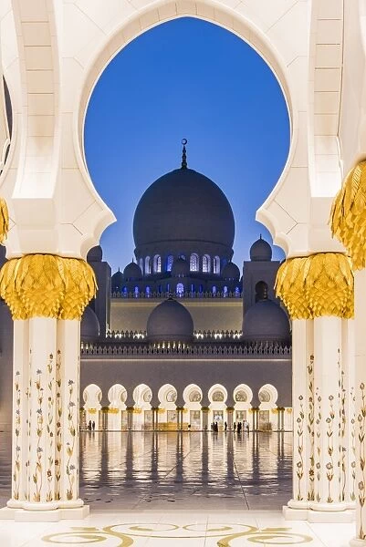 Night view of the inner courtyard of Sheikh Zayed Mosque, Abu Dhabi, United Arab Emirates