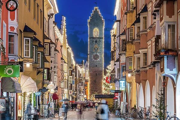 Night view of the main street and Zwolferturm medieval tower decorated with Christmas lights, Sterzing-Vipiteno, South Tyrol, Italy