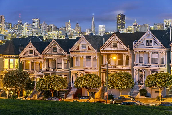 Night view of the Painted Ladies victorian houses in Alamo Square, San Francisco