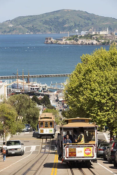 North America, USA, America, California, San Francisco, trams passing Lombard street