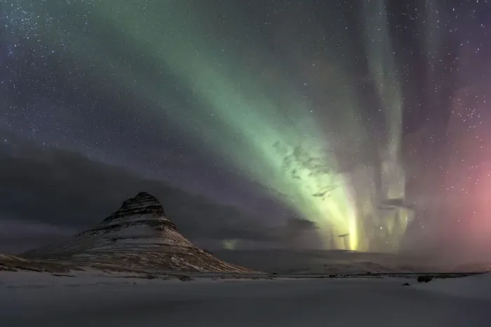 Framed Print : Northern lights display above Kirkjufell mountain, near grundarfjaora'ur, in western Framed Print : Northern lights display above Kirkjufell mountain, near grundarfjaora'ur, in western