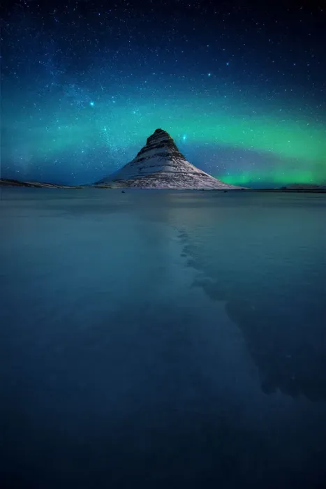 Framed Print : Northern lights over the Kirkjufell mountain in winter, Snaefellsnes Peninsula, Iceland Framed Print : Northern lights over the Kirkjufell mountain in winter, Snaefellsnes Peninsula, Iceland