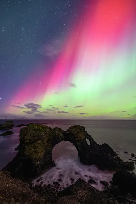 Framed Print : Northern Lights lights near the iconic sea arch of Gatklettur, Arnatapi, Iceland