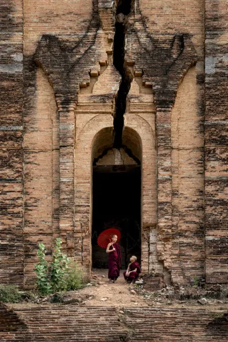 Framed Print : Two novice monks at the entrance to the unfinished Pahtodawgyi pagoda known for a crack Framed Print : Two novice monks at the entrance to the unfinished Pahtodawgyi pagoda known for a crack