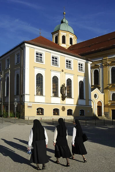 Nuns on the Kapellplatz Suare, Altoetting, Chiemgau, Bavaria, Germany