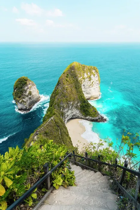 Framed Print : Nusa Penida, Kelingking Beach and stairs. Bali, Indonesia Framed Print : Nusa Penida, Kelingking Beach and stairs. Bali, Indonesia