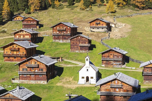 Oberstaller alm, alpine pasture with wooden huts and the Schutzengelkapelle in the middle