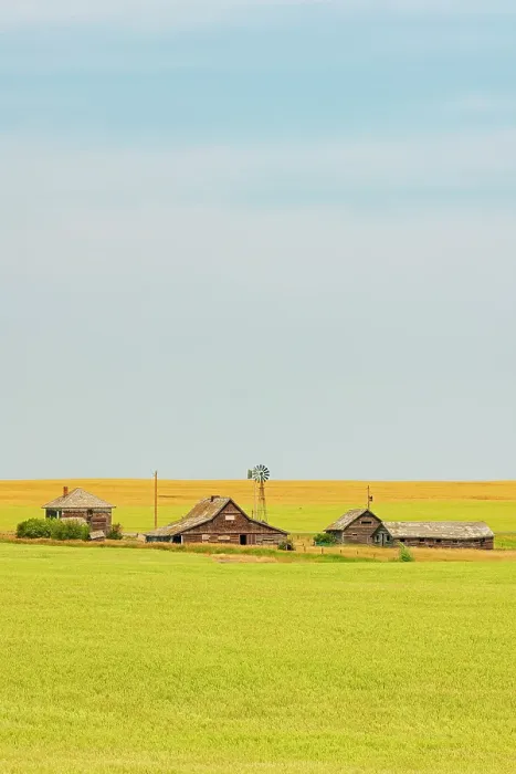 Framed Print : Old, abandonned homestead with barrn, farmhouse, other buildings and crop, Vulcan, Alberta, Canada Framed Print : Old, abandonned homestead with barrn, farmhouse, other buildings and crop, Vulcan, Alberta, Canada