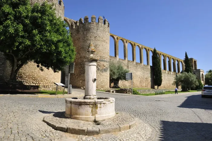 Framed Print : The old aqueduct of the walled village of Serpa. Alentejo, Portugal