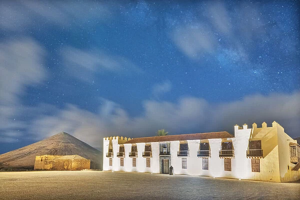 The old Casa de los coroneles (House of Colonels) and Montana del Fronton, La Oliva