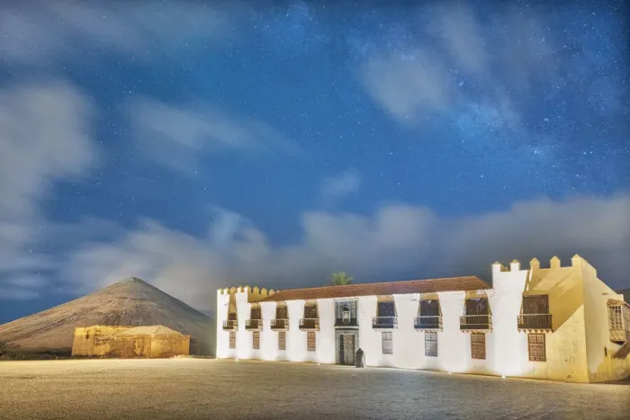 Framed Print : The old Casa de los coroneles (House of Colonels) and Montana del Fronton, La Oliva