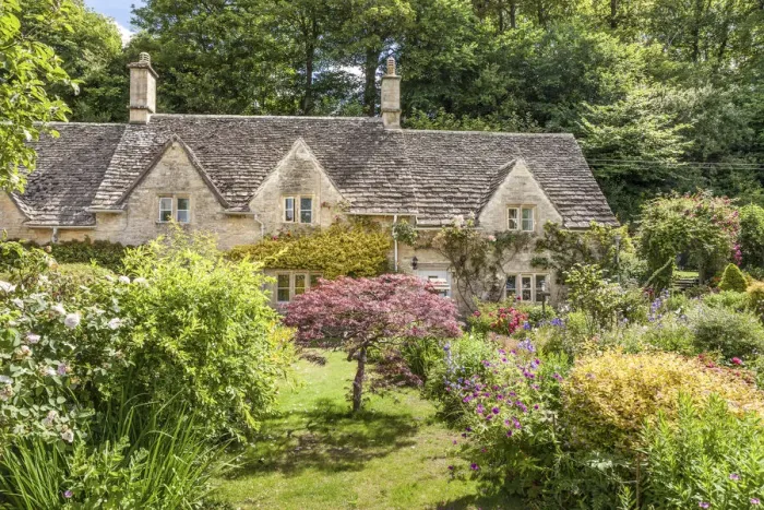 Framed Print : Old cottages in Bibury, Cotswolds, Gloucestershire, England Framed Print : Old cottages in Bibury, Cotswolds, Gloucestershire, England