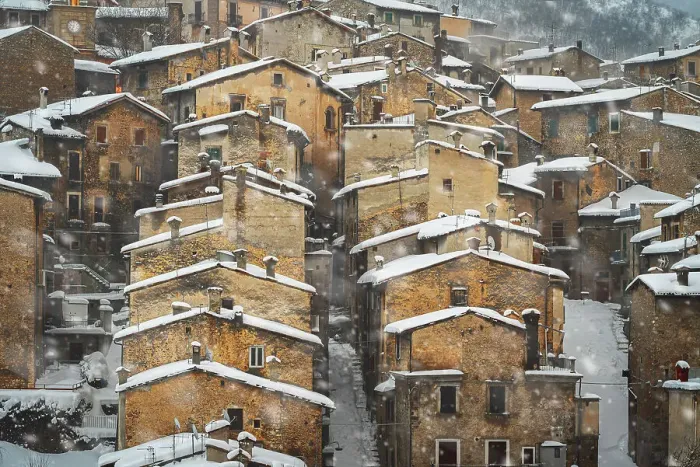 Framed Print : Old houses of the mountain village of Scanno under snowfall, Abruzzo national park, L'aquila province, Abruzzo, Italy