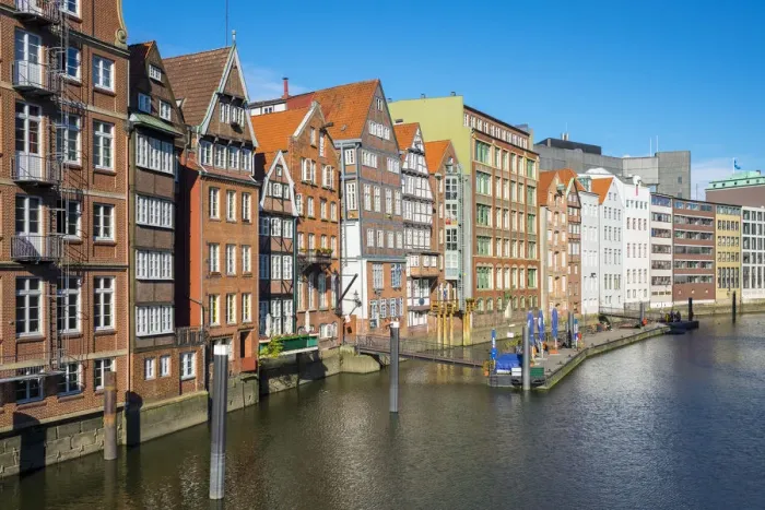 Framed Print : Old houses along the Nikolaifleet canal on a sunny afternoon, Altstadt, Hamburg, Germany