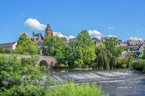 Old Lahn bridge with river Lahn and cathedral, Wetzlar, Lahn, Lahn valley, Westerwald, Taunus, Hesse, Germany