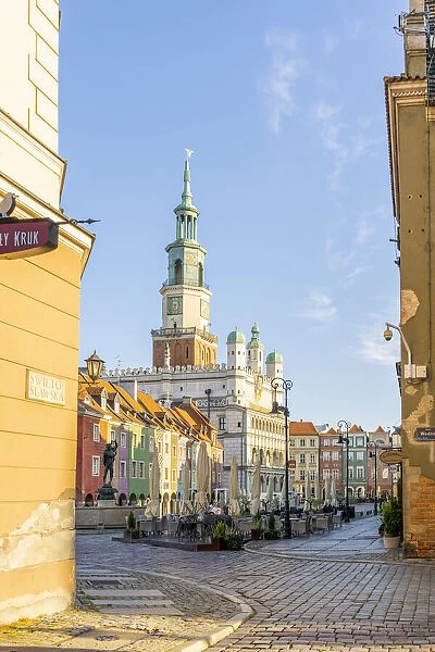 Old Market square and the Town Hall in the background, Poznan, Poland, Eastern Europe