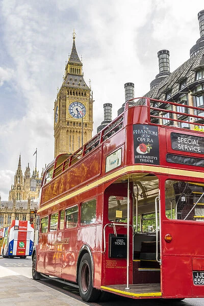 An old routemaster bus and Big Ben, also known as Elizabeth Tower. Part of the Houses of Parliament and a Unesco World Heritage site, London, England, UK