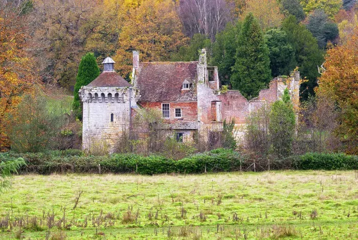Framed Print : Old Scotney Castle in the autumn, Kent, England Framed Print : Old Scotney Castle in the autumn, Kent, England