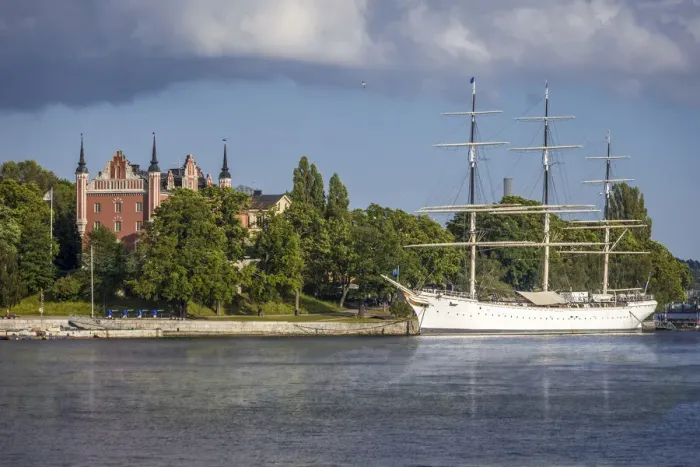 Framed Print : Old tall ship Af Chapman in front of Skeppsholmen island with Admiralitetshuset Framed Print : Old tall ship Af Chapman in front of Skeppsholmen island with Admiralitetshuset