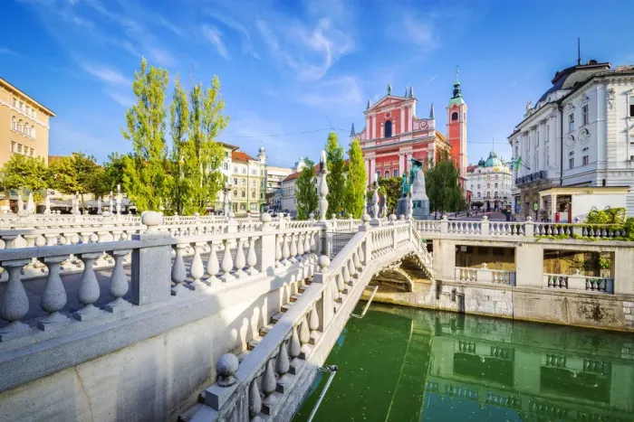 Framed Print : The old town of Ljubljana, with the Ljubljanica river, the Triple Bridge and the iconic Framed Print : The old town of Ljubljana, with the Ljubljanica river, the Triple Bridge and the iconic