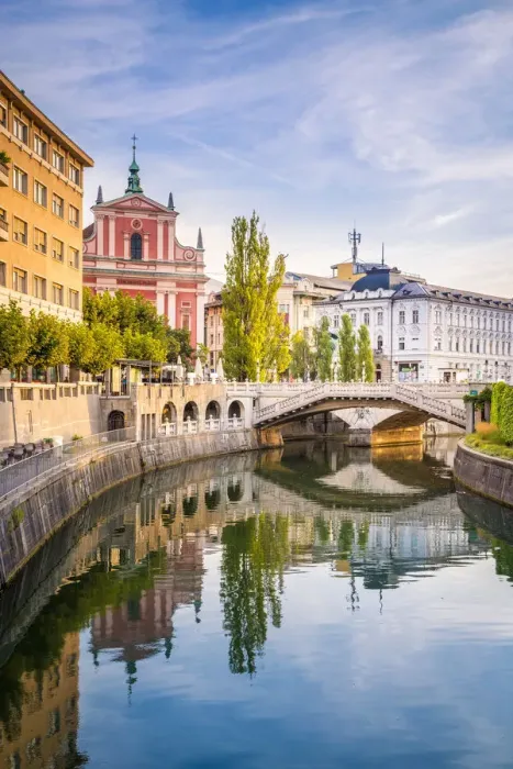 Framed Print : The old town of Ljubljana, with the Ljubljanica river, the Triple Bridge and the iconic Framed Print : The old town of Ljubljana, with the Ljubljanica river, the Triple Bridge and the iconic