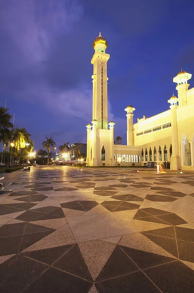 Omar Ali Saifuddien Mosque at dusk, Bandar Seri Begawan, Brunei Darussalam