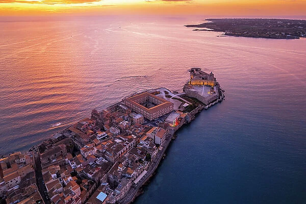Oold city of Ortygia with the Frederician castle at the top of the peninsula and defensive wall, Ortigia island, Syracuse, Sicily, Italy