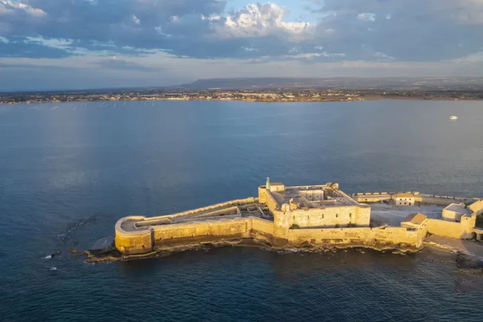 Framed Print : Ortygia island, Syracuse, Sicily, Italy. The citadel Castello Maniace at the far point of Framed Print : Ortygia island, Syracuse, Sicily, Italy. The citadel Castello Maniace at the far point of