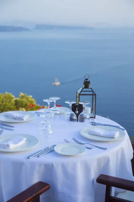 Framed Print : Outdoor dining, Oia, Santorini (Thira), Cyclades Islands, Greece