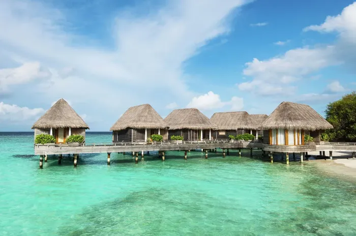 Framed Print : Overwater bungalows in a luxury resort, Baa Atoll, Maldives Framed Print : Overwater bungalows in a luxury resort, Baa Atoll, Maldives