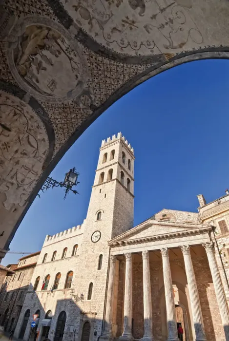 Framed Print : Palazzo del Capitano del Popolo and Tempio di Minerva, Assisi, Perugia District, Umbria