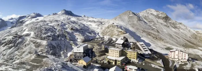 Framed Print : Panoramic view from the Stelvio pass, with a little of snow, and houses and hotels on the Pass Framed Print : Panoramic view from the Stelvio pass, with a little of snow, and houses and hotels on the Pass
