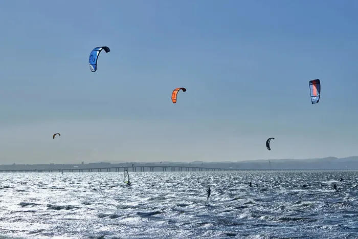 Framed Print : Paragliding at Moinhos beach. Alcochete, Portugal Framed Print : Paragliding at Moinhos beach. Alcochete, Portugal