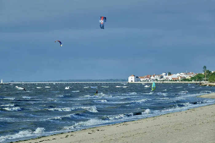 Framed Print : Paragliding at Moinhos beach. Alcochete, Portugal