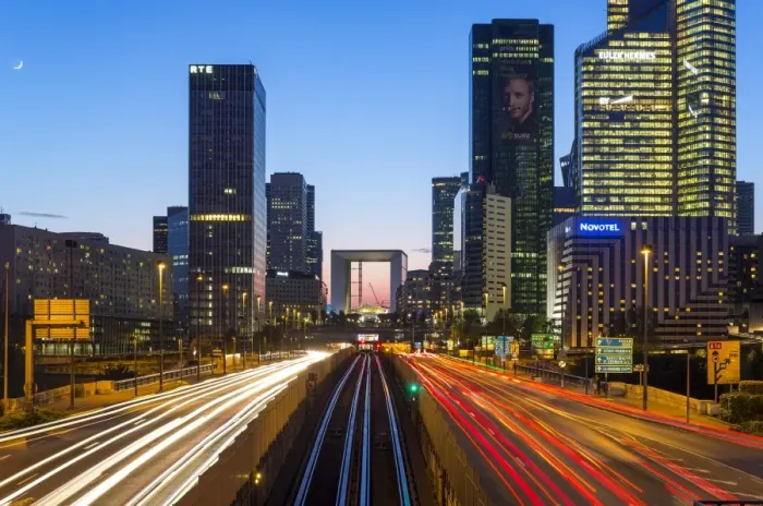 Framed Print : Paris road leading towards La Grand Arche and modern office buildings at La Defense Framed Print : Paris road leading towards La Grand Arche and modern office buildings at La Defense