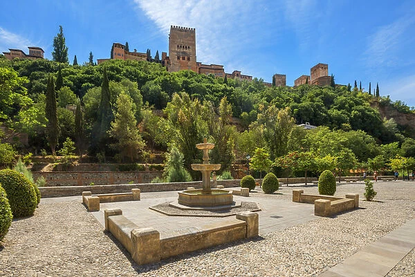 Paseo de los Tristes with Alhambra, UNESCO World Heritage Site, Granada, Andalusia, Spain