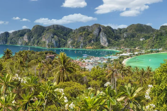 Framed Print : Pee Pee view on Ao Ton Sai and Ao Lo Dalam beaches, Ko Phi Khi Don, Krabi, Thailand