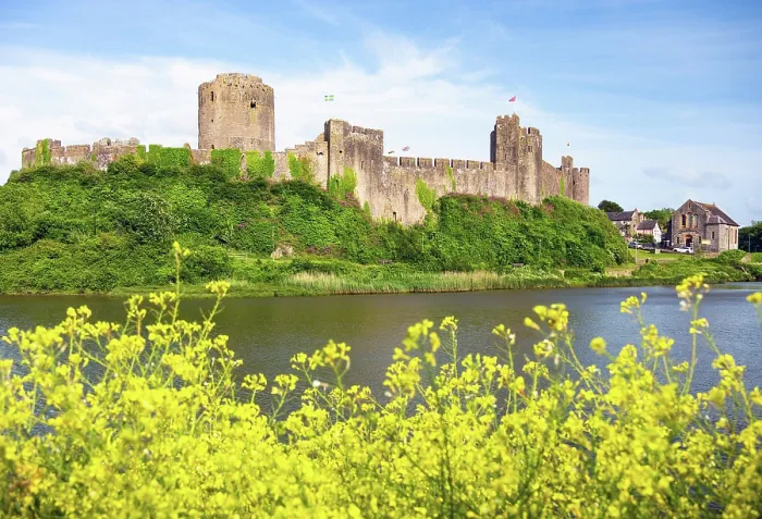 Framed Print : Pembroke Castle (Castell Penfro), Pembroke, Pembrokeshire, Wales Framed Print : Pembroke Castle (Castell Penfro), Pembroke, Pembrokeshire, Wales