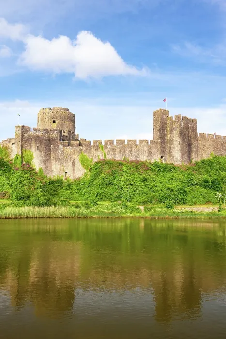 Framed Print : Pembroke Castle (Castell Penfro) reflected in Pembroke River, Pembroke, Pembrokeshire, Wales