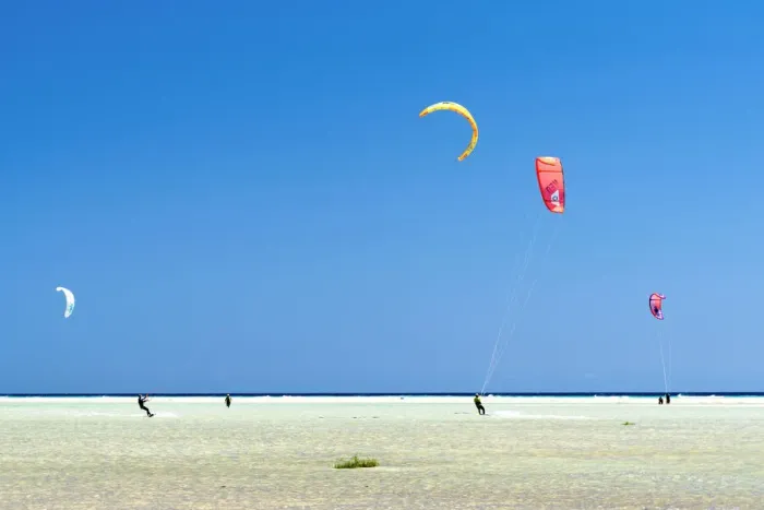 Framed Print : People enjoying kitesurfing at Sotavento beach (Playa de Sotavento de Jandia)