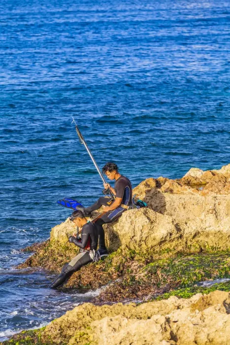 Framed Print : People spear fishing in the ocean off the Malecon, La Habana Vieja (Old Town), Havana Framed Print : People spear fishing in the ocean off the Malecon, La Habana Vieja (Old Town), Havana
