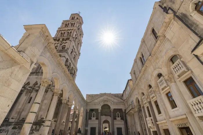 Framed Print : The peristyle of the Diocletian Palace, in summer. Split, Split - Dalmatia county
