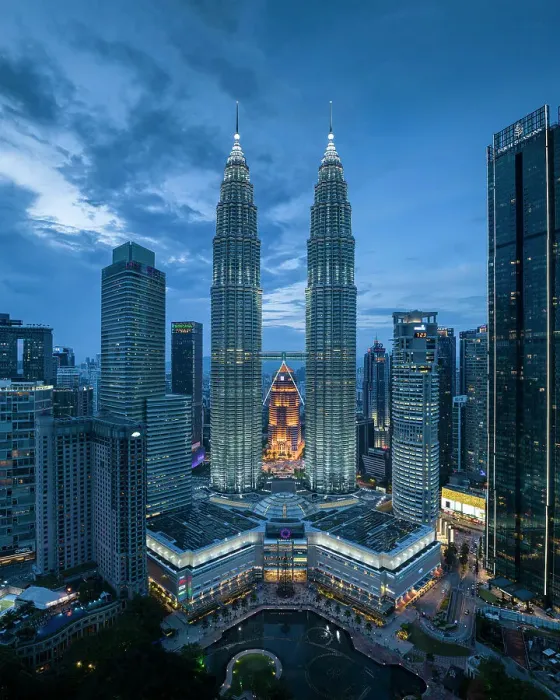 Framed Print : The Petronas Towers, Kuala Lumpur, Malaysia