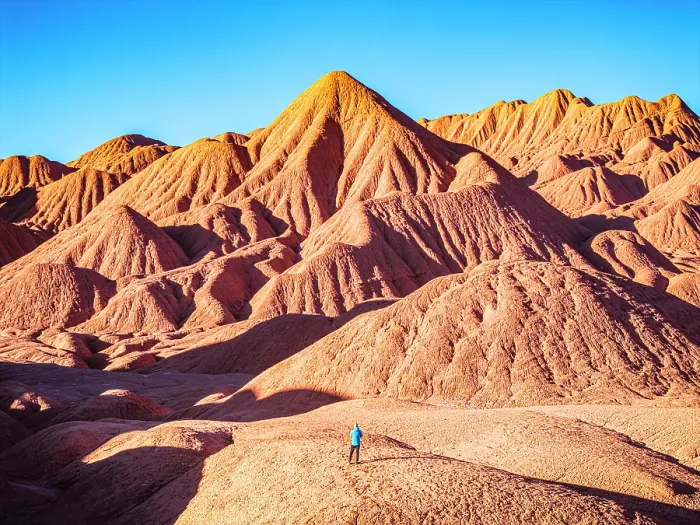 Framed Print : Photographer in the red landscape of the Labyrinth desert, Puna, Salta, Argentina. (MR) Framed Print : Photographer in the red landscape of the Labyrinth desert, Puna, Salta, Argentina. (MR)