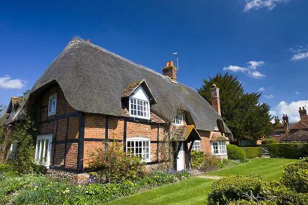 Picturesque thatched cottage and garden in Longparish, Hampshire, England. Spring